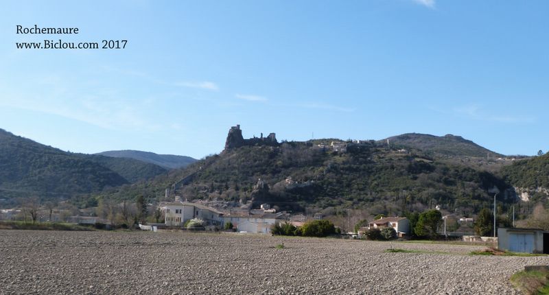 Rochemaure vue depuis ViaRhôna , en 2017