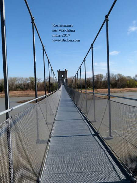 ViaRhôna emprunte la Passerelle himalayenne de Rochemaure en mars 2017