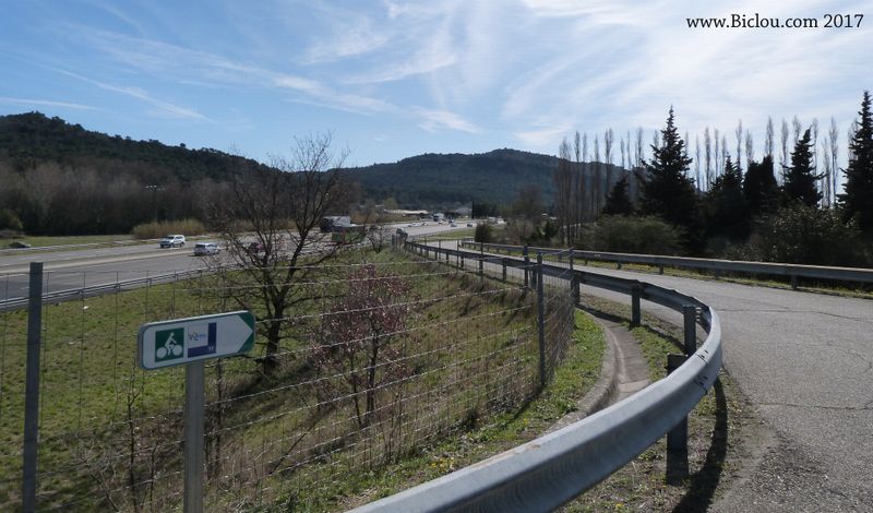 Balisage ViaRhôna Eurovélo 17 le long de l'A7 niveau Mornas, vu en mars 2017