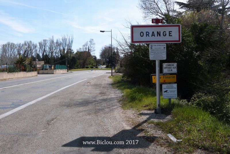 Arrivée à Orange par la N7, ayant perdu trace de ViaRhôna en mars 2017