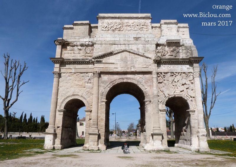 Arc de triomphe de Orange, vu lors d'une bambée à Bicyclette en mars 2017, Quartier en rénovation