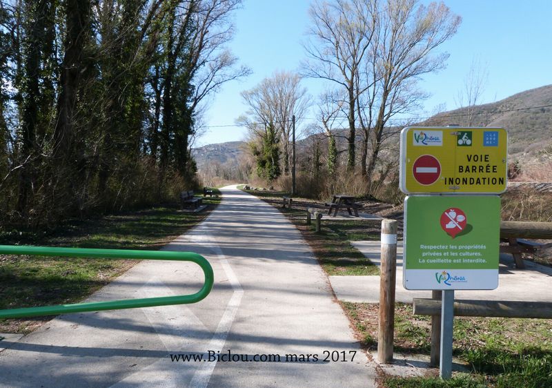 D'ailleurs mars 2017; il est annoncé : ViaRhôna fermée sans explication, et c'est en fait faux !