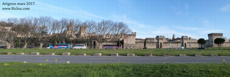 Remparts d'Avignon vu en mars 2017, lors d'une balbée sur ViaRhôna 
