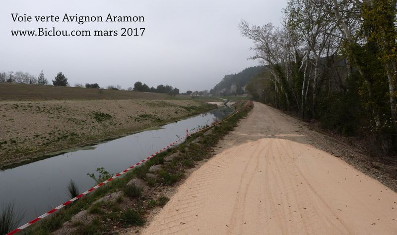 Viarhôna le long du D2 et Rhône, ; Avignon sud vers Aramon en mars 2017