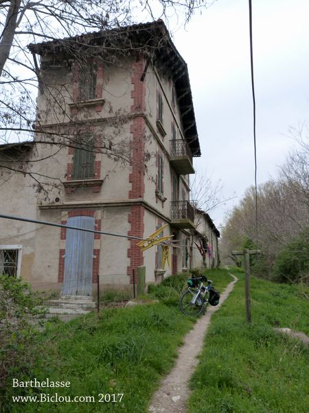 Maisons à l'abandon ? dans la zone de la Barthelasse d'Avignon, vues en mars 2017