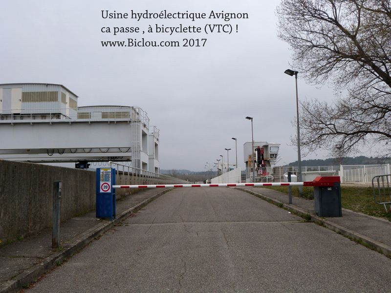 Usine hydroélectrique d'Avignon en 2017, ca passe à bicyclette et roule le long de ce halage depuis le camping au Nord