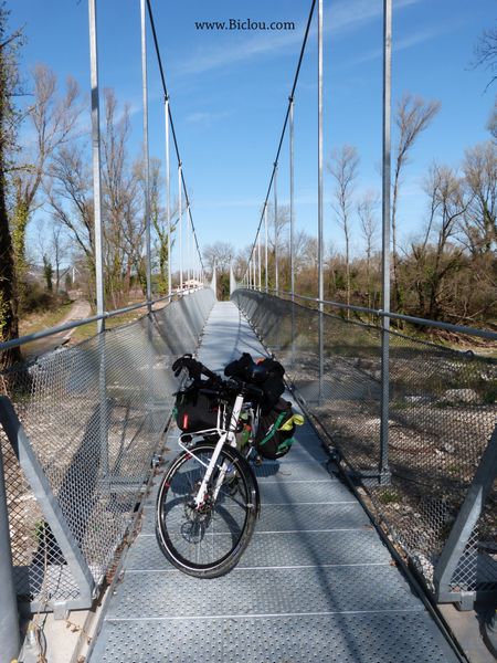 Mon-Coeur la bicyclette du claudio devant passerelle  himalayenne de la Payre en 2017