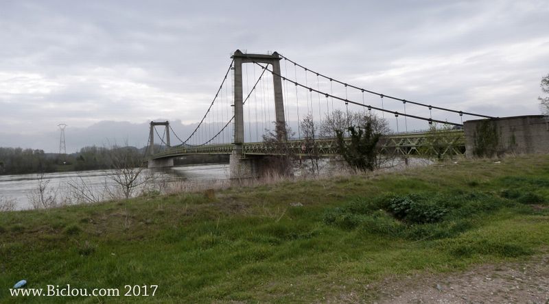 Pont de Roquemaure dans le Gard en 2017
