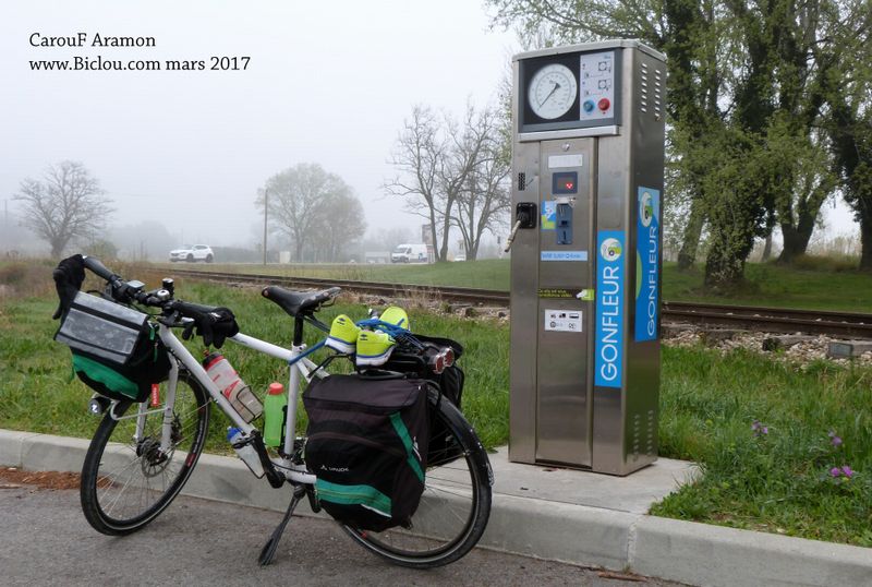 Aramon, gonflage et gonfleur pour vélos chez Carouf en 2017 .. payant ; les rats ..