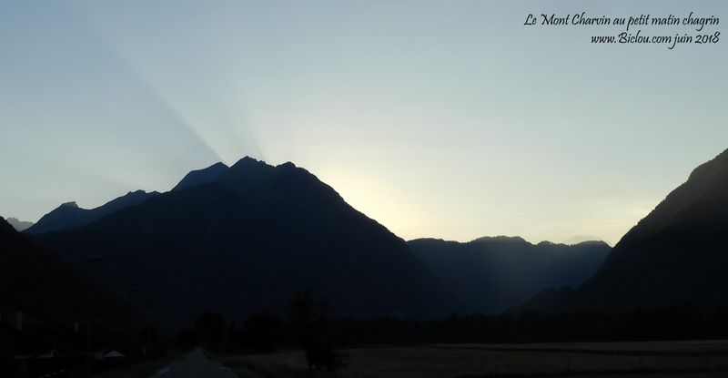 Le Mont Charvin au petit matin chagrin , de juin 2018 ..