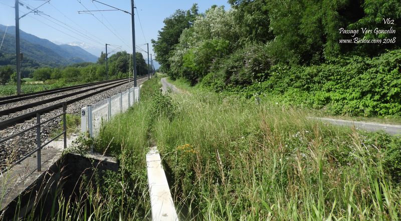 V62 : Après PN 45, on peut suivre la ligne de chemin de fer vers Goncelin et Grenoble