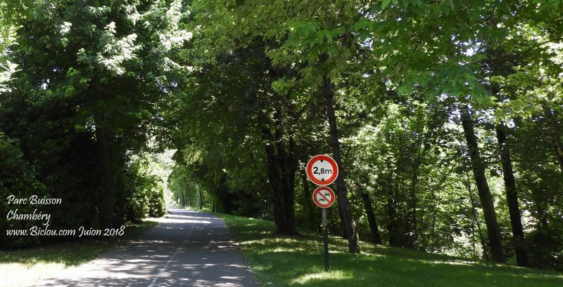 la véloroute V 63 traverse le Parc Buisson rond Chambéry 