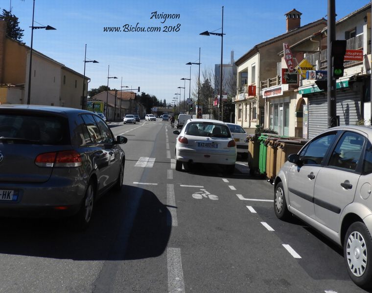 *Connard garé sur une bande cyclable et passage piétons au Pontet Avignon 2018