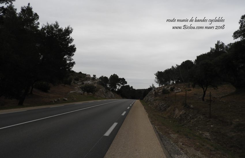 Les Alpilles : route munie de bandes cyclables