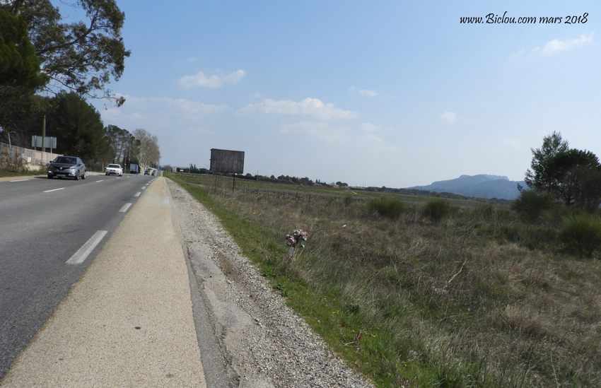 Bande cyclable certes, mais Boring sur la grand' route