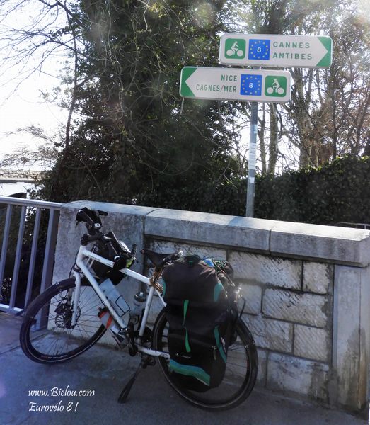 Le balisage de l'Eurovélo huit apparait tout à coup avant Nice