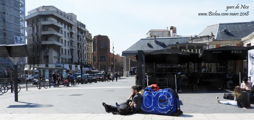 Sacs de transports de bicyclette vus à Nice gare