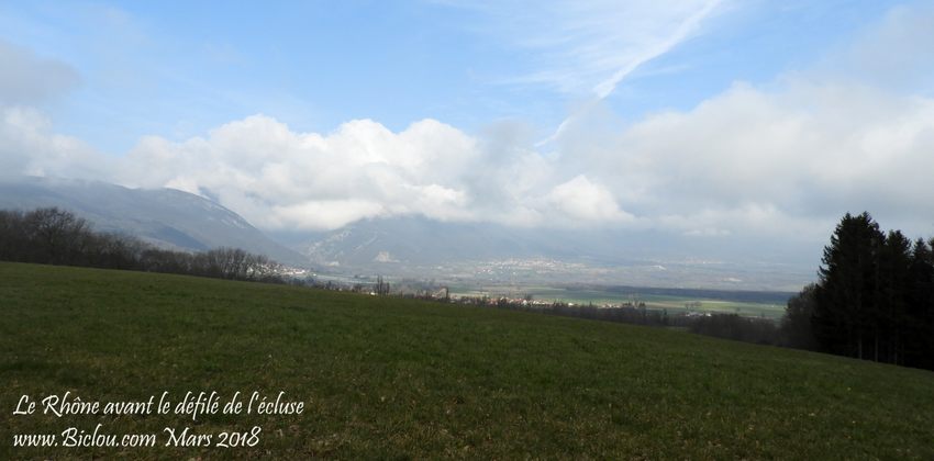 Le Rhône avant le défilé de l'écluse (Ain et Suisse)