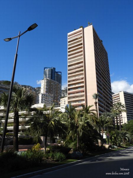Les lampadaires sont plus haut que les immeubles à Monaco