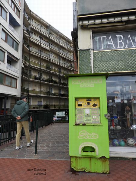 Distributeur de cigarettes un' po' fatigué