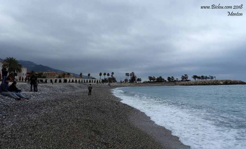 Sur la plage abandonnée ..