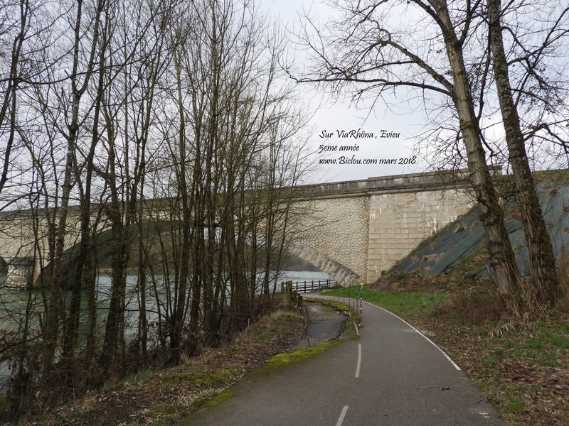 ViaRhôna : à Evieu ; la chaussée est mangée par la Rhôna ; 4ème année .. à suivre 