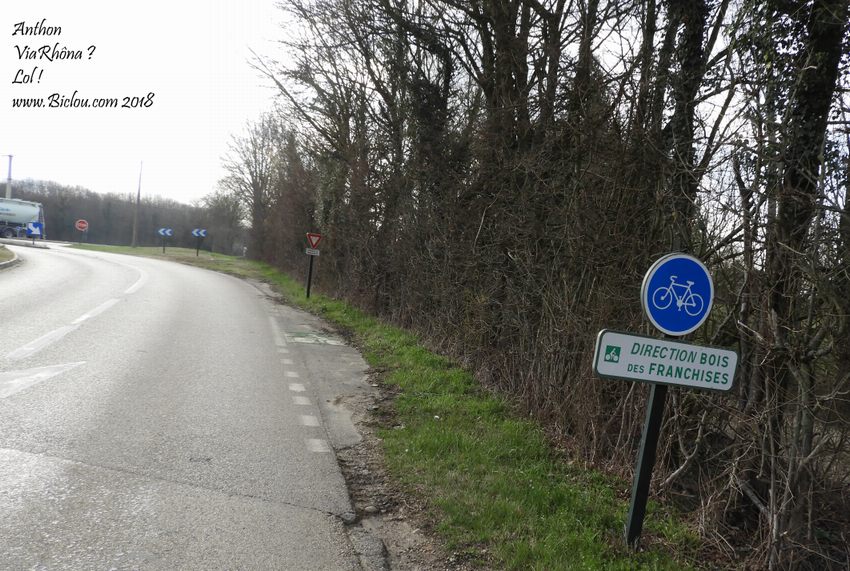 Anthon passé, une vague balise vélo ! ViaRhôna ? pas sur .. quelle parodie de vélo-route, quelle honte ..
