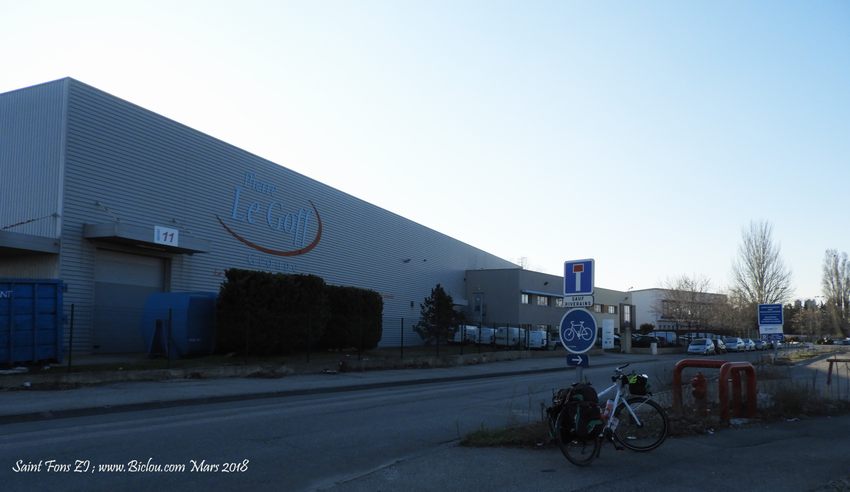 Ya bien panneau cyclable ici dans la Za de Saint Fons : Le Goff , et faut oser ! alors Osons ..