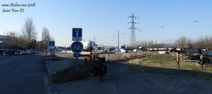 saint Fons, Zone industrielle ; alors fonçe claudio .. puisqu'on te le dit à Bicyclette ..