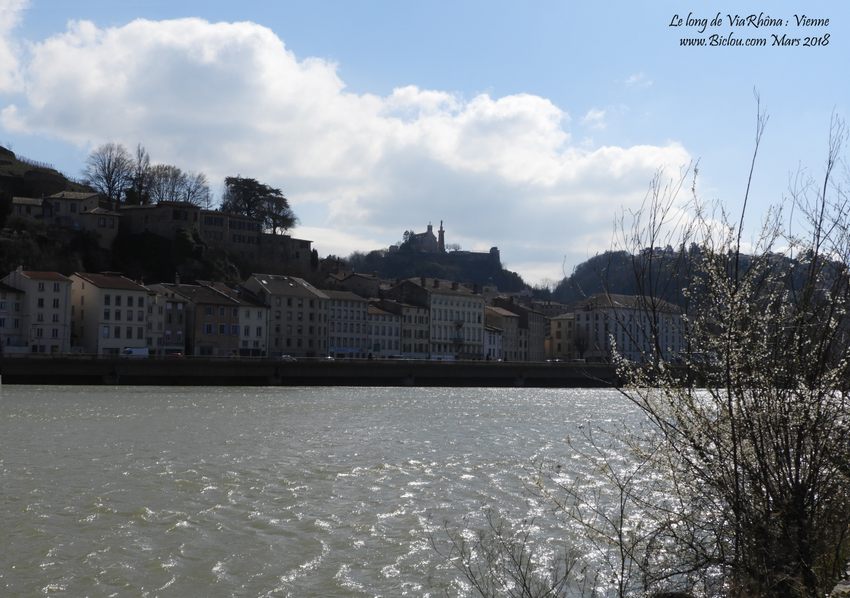 Font de fleuve Rhône à Vienne, château de la Bâtie et Eglise..