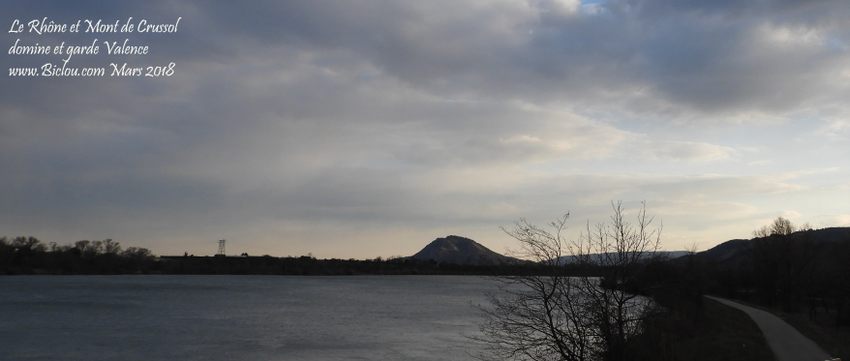 Le Mont Crussol vu des bords du Rhône, peu avant valence, depuis ViaRhôna