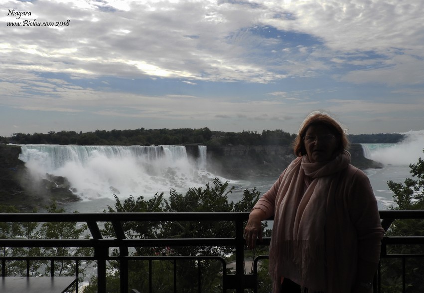 Mamie posant couverte, devant les Chutes du Niagara en Septembre 2018