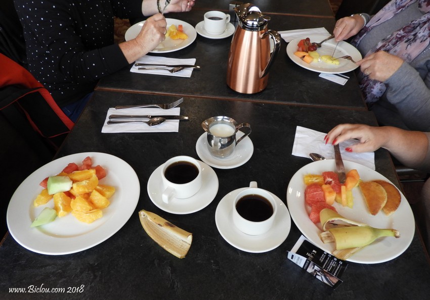 Petit déjeuner vitaminé, mais café .. inbuvable ..