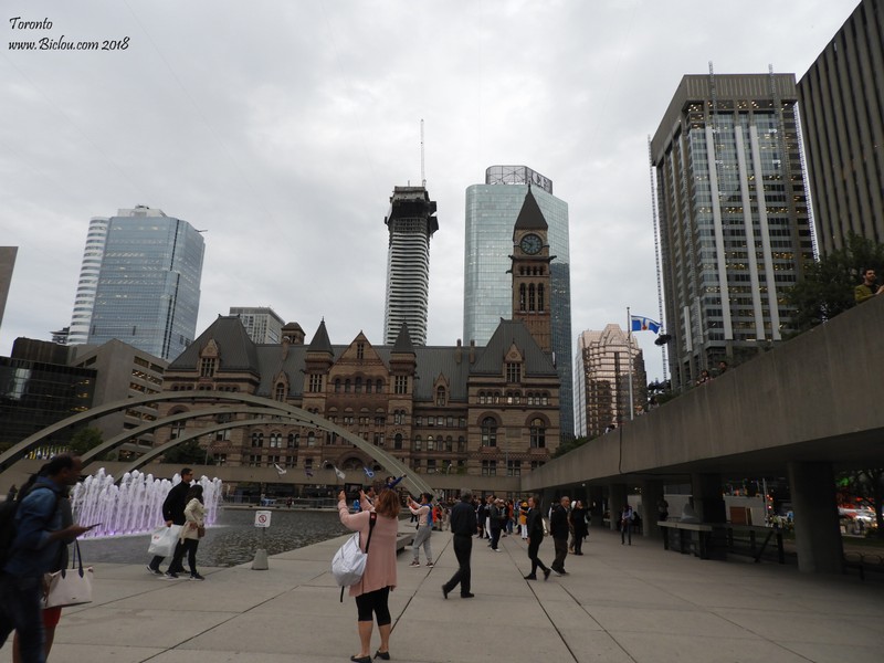 Toronto, contraste entre les immeubles modernes et historiques