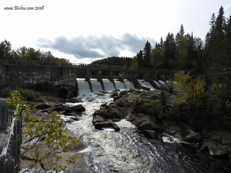 Barrage sur la rivière à Mars