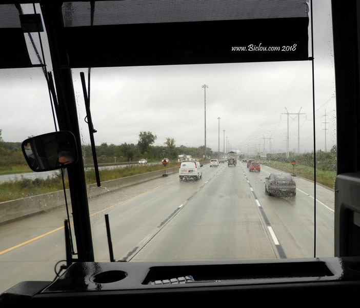 Pluie du matin n'arrête pas le pélerin, surtout s'il est à l'abri dans un bus
