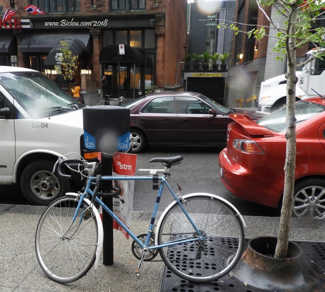 Une bicyclette des années 80 : solitaire dans MontRéal