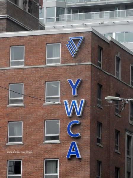 Ymca, chantait un groupe ; Ymca ( Young Men's Christian Association ) .. , c'est cela donc 