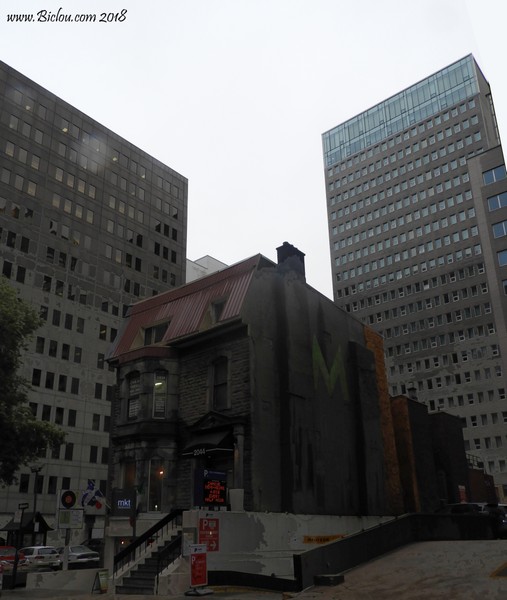 MontRéal : C'est une maison rouge, plantée entre deux tours .. on y vient à pieds