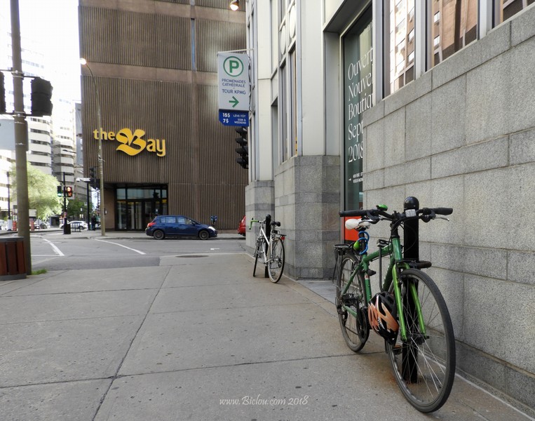 On y voit une ou deux bicyclettes à MontRéal
