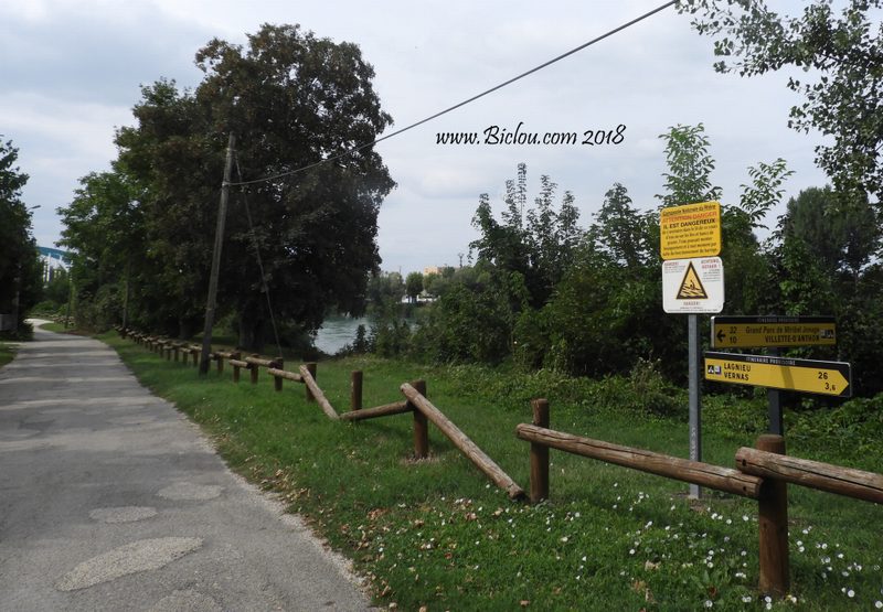 Saint Romain de jalionas, ya bine une balise ViaRhôna en bordure du Rhône en effet