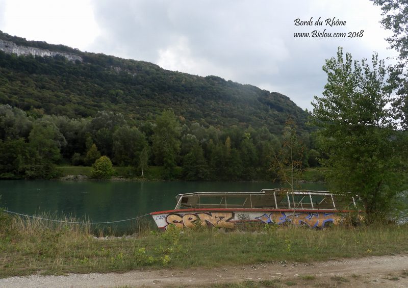 Combien de temps va rester cette embarcation ici au bord du haut Rhône ?