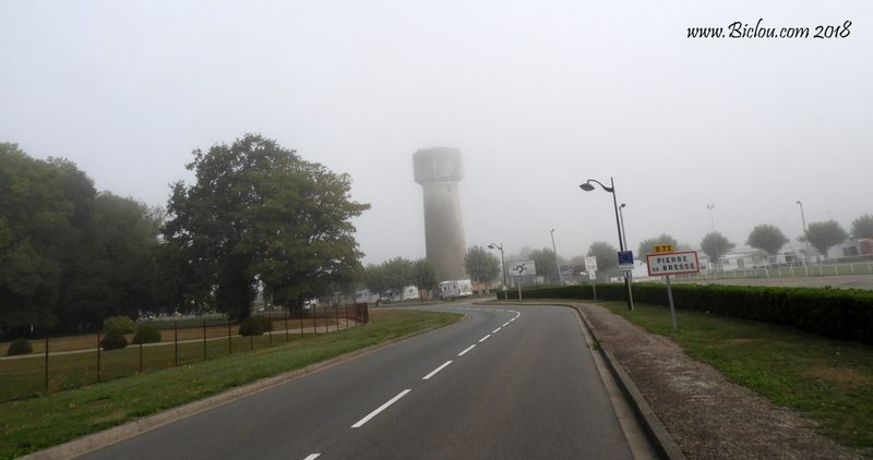 Ouf un château d'eau .. indiquant le sommet de la bosse
