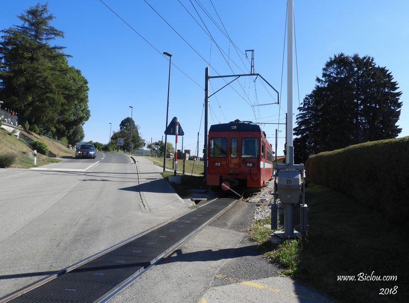 Le fameux train rouge relient Nyon à la Givrine