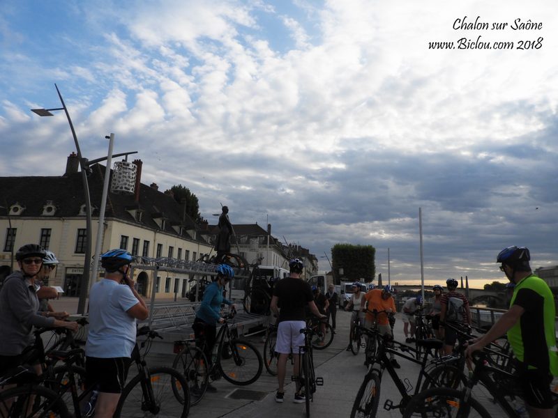 Groupe de cyclistes électriques en goguette an bord de la Saône