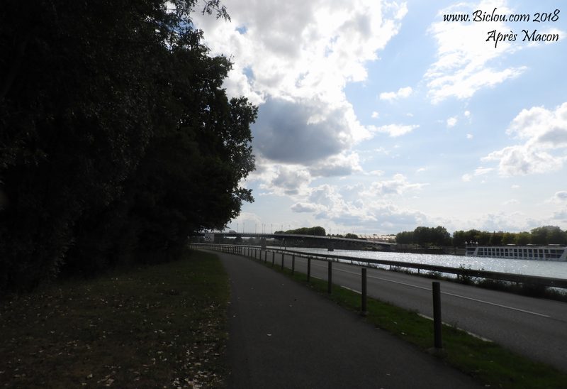 Mâcon, suffit de passer le pont et la Saône continue ..