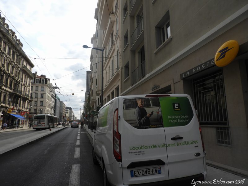 Lyon, on se gare sur les bandes dites cyclables .. indeed .. c'est tellement pratique