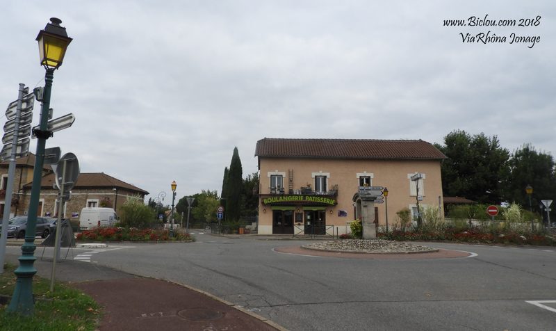 ViaRhôna à Jonage : file bien en face , ici pour Lyon
