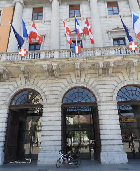 Mon-Coeur devant la mairie d'Annecy en 2018