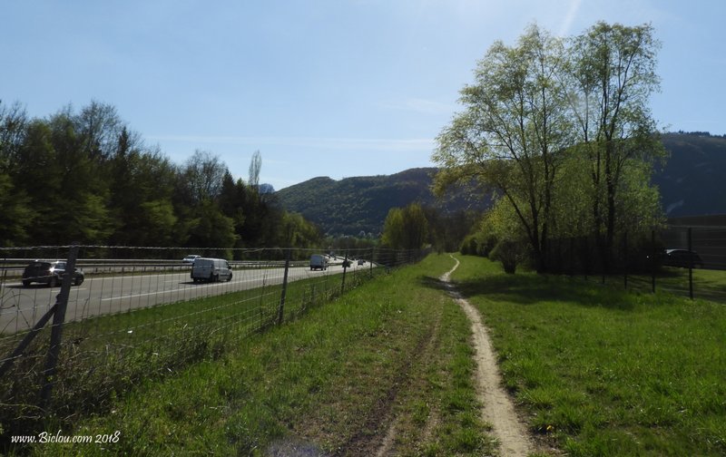 Ce chemin le long de l'autoroute A 41, pourrait servir de base à la Vélo-rout des lacs de Savoie ?